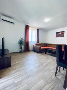 ein großes Wohnzimmer mit Sofa und TV in der Unterkunft Talia Apartments in Budva