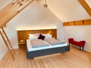 A bed or beds in a room at Brunnwirt ESSEN & WOHNEN