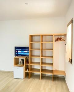 una camera con libreria e TV di CASA SACURI a Rudalza