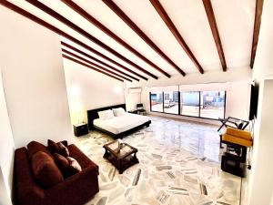 a living room with a couch and a bed at San Laurent in Cali