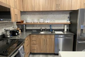 uma cozinha com armários de madeira e electrodomésticos de aço inoxidável em YPK139 Skiers Dream Canyons em Park City