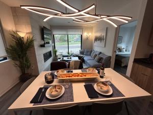 uma cozinha e sala de estar com uma mesa com comida em YPK139 Skiers Dream Canyons em Park City
