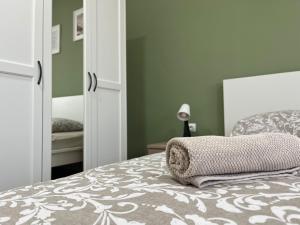 1 dormitorio con cama con almohada en Apartman Mara en Mala Subotica
