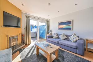 Una televisión o centro de entretenimiento en SandPipers Luxury hot tub lodge with 2 ensuites a private Sauna & BBQ terrace