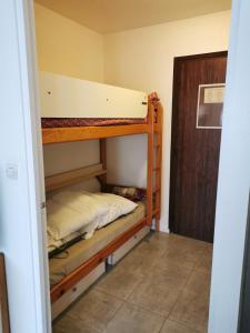 Habitación con 2 literas en una habitación en Résidence Orion Les Jardins de la Madragde, en Cap d'Agde