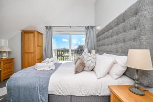 Una cama o camas en una habitación de SandPipers Luxury hot tub lodge with 2 ensuites a private Sauna & BBQ terrace