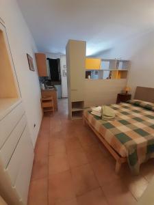um pequeno quarto com uma cama e uma cozinha em AFFITTACAMERE SANT'ANGELO em Abbadia San Salvatore