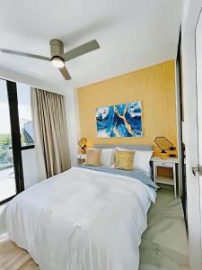 Кровать или кровати в номере Espectacular Apartamento en Cana Rock Star Vista Piscina y Golf B-401