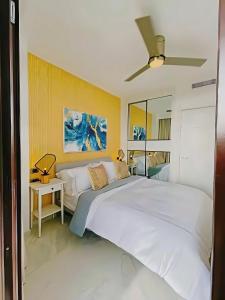 Кровать или кровати в номере Espectacular Apartamento en Cana Rock Star Vista Piscina y Golf B-401