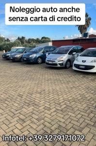 una fila de autos estacionados en un estacionamiento en Rifugio Delle Grotte, en Castellana Grotte