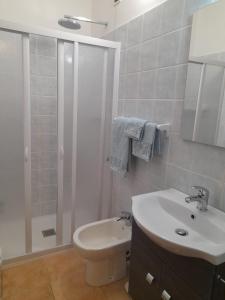 La salle de bains est pourvue d'un lavabo, de toilettes et d'une douche. dans l'établissement AFFITTACAMERE SANT'ANGELO, à Abbadia San Salvatore