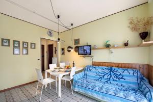Posteľ alebo postele v izbe v ubytovaní Edera With Balcony Few Steps From Sea - Happy Rentals