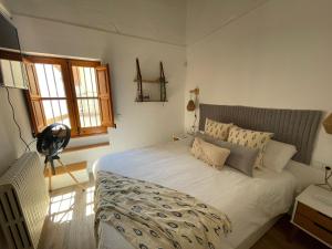 ein Schlafzimmer mit einem großen Bett in einem Zimmer in der Unterkunft Villa Elena Can Quintana in Pineda de Mar