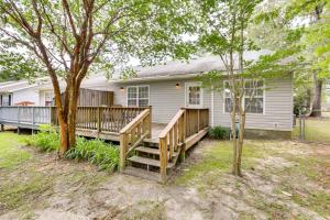 Tranquil Thomasville Retreat with Deck and Dining Area في توماسفيل: منزل مع شرفة خشبية في الفناء