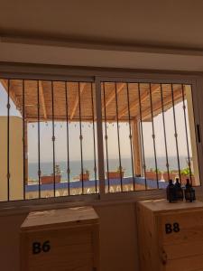 Habitación con ventana y vistas al océano. en taghazout life, en Taghazout