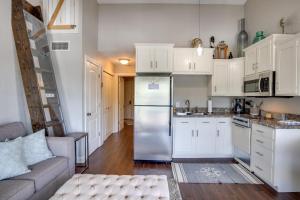 Kuchyň nebo kuchyňský kout v ubytování Condo with Community Pool and Boat Ramp in Osage Beach