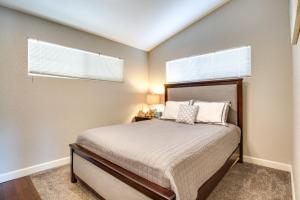 Postel nebo postele na pokoji v ubytování Condo with Community Pool and Boat Ramp in Osage Beach