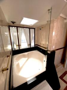 uma banheira num quarto com uma janela em San Laurent em Cali