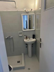 Et badeværelse på Santorini Style Rooms
