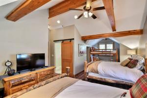 Postel nebo postele na pokoji v ubytování PO670 Mountain Crest Retreat