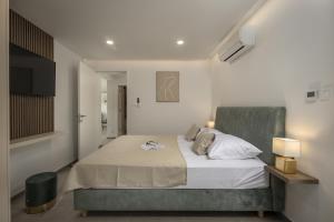 una camera con letto e sedia verde di Coralis a Vrsi (Verchè)