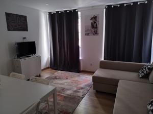 - un salon avec un canapé et une télévision dans l'établissement Heart of Lisbon - Bica Apartamentos, à Lisbonne
