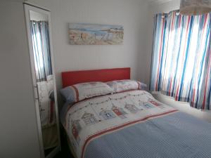 Captivating 2-Bed Chalet in Mablethorpe tesisinde bir odada yatak veya yataklar
