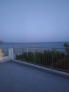 Elle comprend un balcon offrant une vue sur l'océan. dans l'établissement Creta Sun Apartments, à Makry Gialos