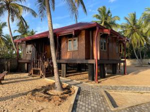 KomariPrincess Komari的海滩上的木房子,棕榈树