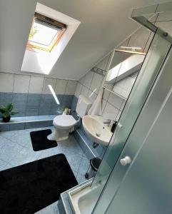małą łazienkę z toaletą i umywalką w obiekcie Pacek Keco w Alsóörs