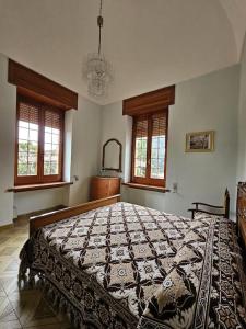 1 dormitorio con 1 cama grande en una habitación con ventanas en Casa Vacanze Salento MAre, en Galatone