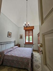 1 dormitorio con cama y ventana en Casa Vacanze Salento MAre, en Galatone