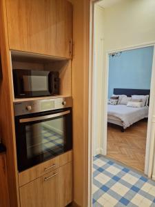 ニースにあるRivoli SeaSide Apartmentのキッチン(電子レンジ付)、ベッドルーム(ベッド付)