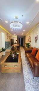 salon z kanapą i żyrandolem w obiekcie Michael Apartment Scenic Valley w Ho Chi Minh