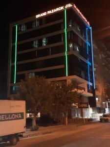 un edificio con un cartello sul lato di esso di notte di GrandPazarcıkOtel 