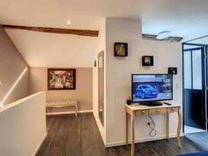 Suzy home في Moisenay: غرفة معيشة مع تلفزيون على مكتب
