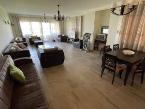 Villa Telal Ain Sokhna في العين السخنة: غرفة معيشة مع أريكة وطاولة
