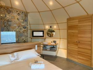 Postel nebo postele na pokoji v ubytování GLAMPING DO MAR