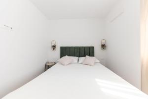 Apartments Antico في تروغير: غرفة نوم مع سرير مع وسادتين ورديتين +195 صورة