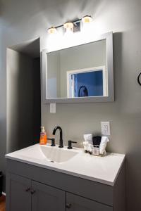 ルイスビルにあるSuite near downtown Louisville, KY - Suite IVの白い洗面台と鏡のあるバスルーム +11枚の写真
