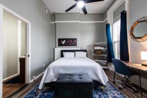 ルイスビルにあるSuite near downtown Louisville, KY - Suite Iのベッドとテーブルと机のある寝室