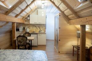 Cette chambre comprend un lit, une table et une cuisine. dans l'établissement Marjeta, à Begunje na Gorenjskem