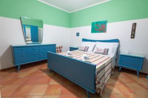 um quarto com uma cama com um espelho e uma cómoda em Villetta a 30 mt dal mare em Trabia