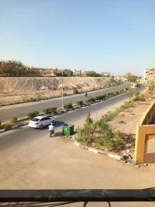 ‘Ezbet Abu ḤabashiにあるMakany Palace 1-West Bank-Luxorの道路脇に停められた車
