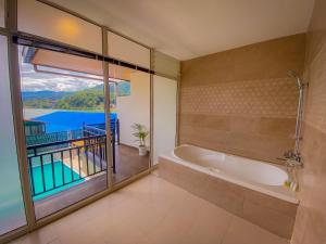 Majestic Lake Front Hotel & Suites 내부 또는 인근 수영장