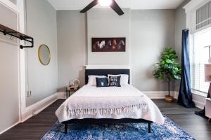 een slaapkamer met een bed en een blauw tapijt bij Suite near downtown Louisville, KY - Suite V in Louisville