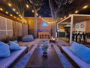 un patio con sofá, mesa y luces en Reñaca House Bed & Breakfast, en Viña del Mar