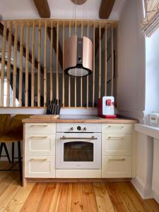 斯武普斯克Apartments PSD - Anny Łajming 3C的一间带炉灶和楼梯的厨房