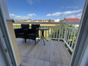 d'un balcon avec une table et des chaises sur une terrasse. dans l'établissement Apartment Andrej, à Tomislavgrad