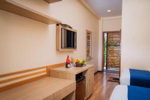 Majestic Lake Front Hotel & Suites TV 또는 엔터테인먼트 센터